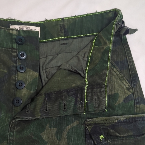 We The Free Button Fly Cutoff Shorts, Color Camouflage Size 8 - Picture 11 of 15
